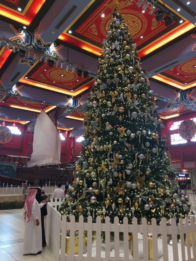 2016-12-13-saudis-by-christmas-tree